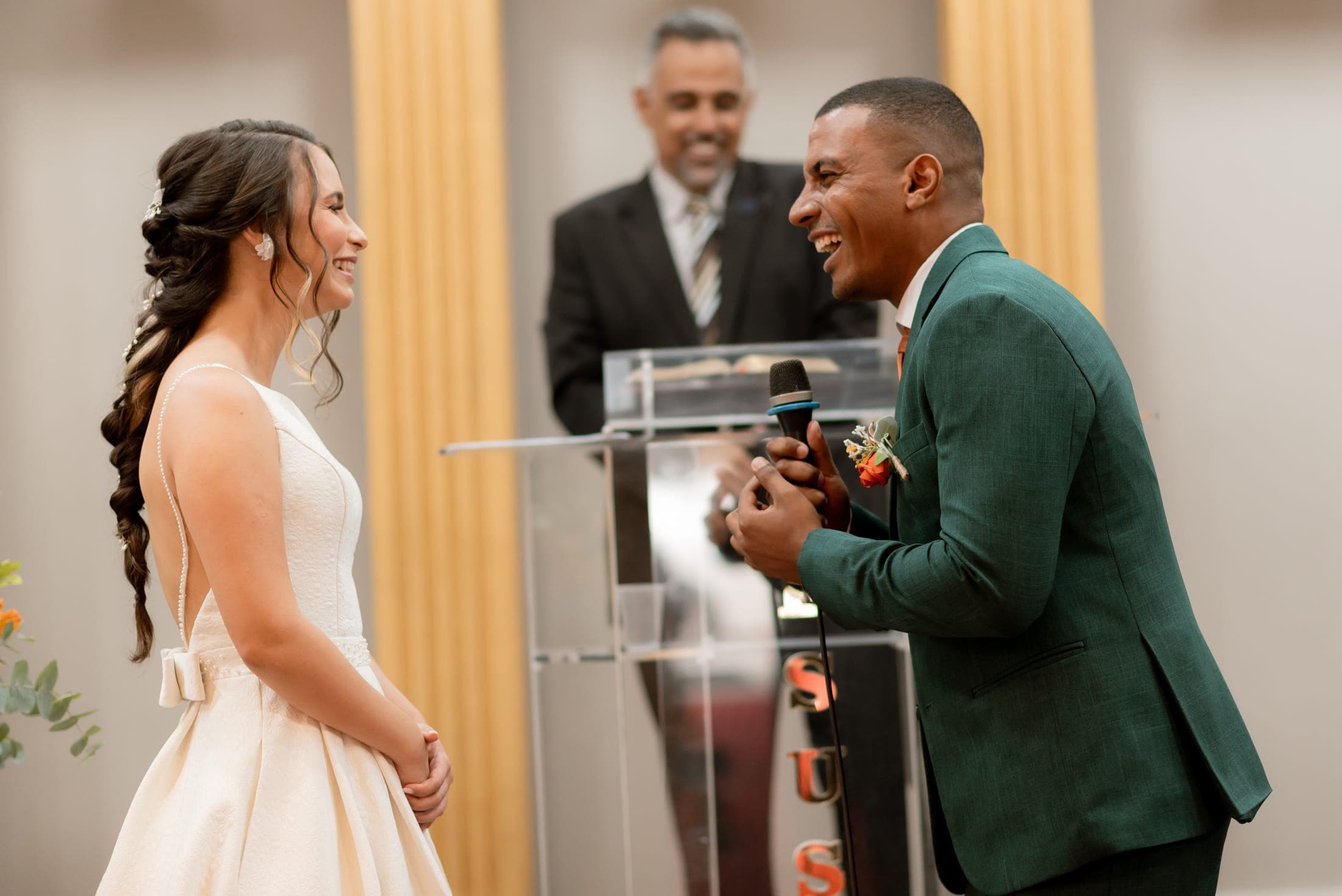 Leonardo cantando para Aline na cerimônia