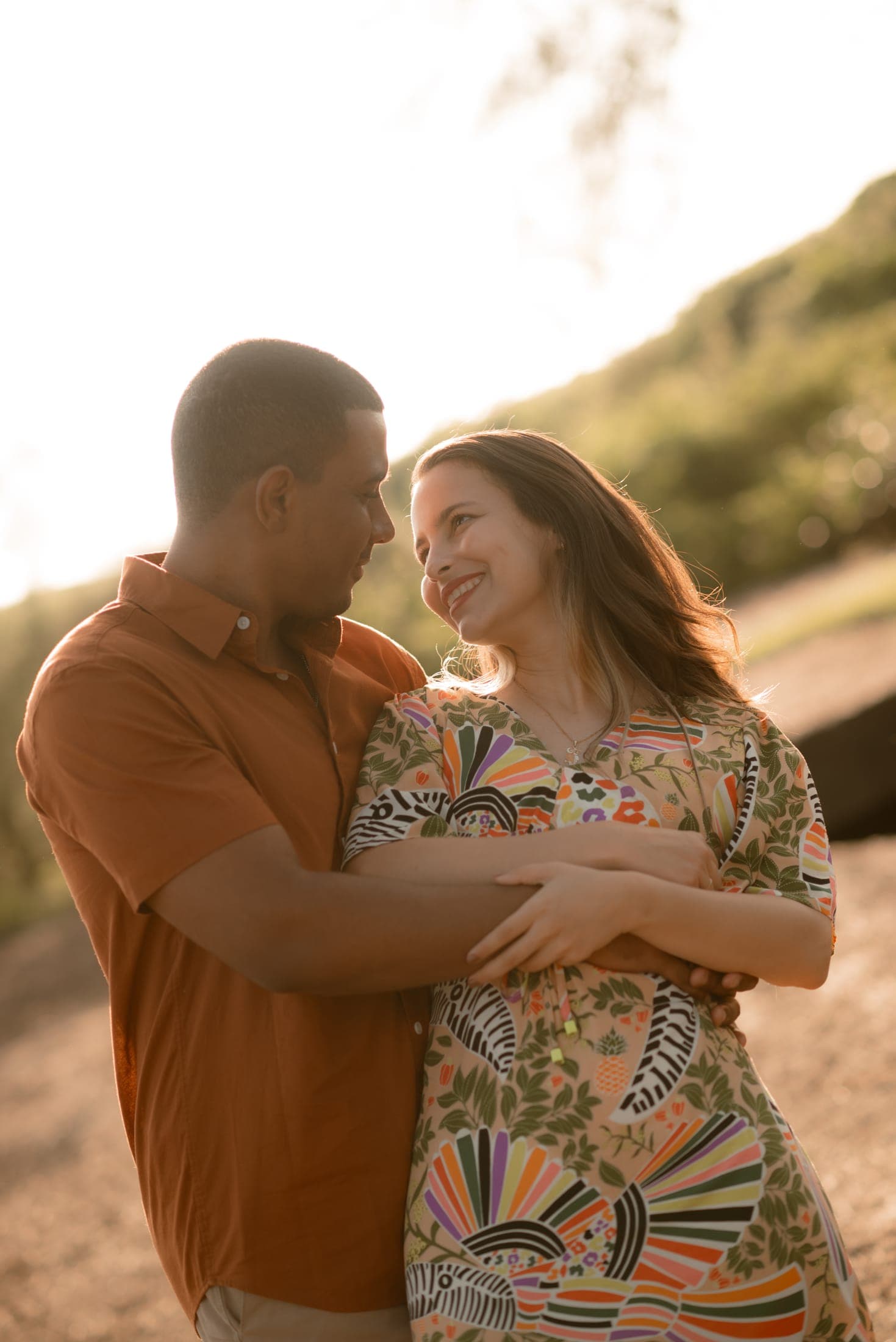 Aline e Leonardo no ensaio pré-wedding na praia, ao amanhecer