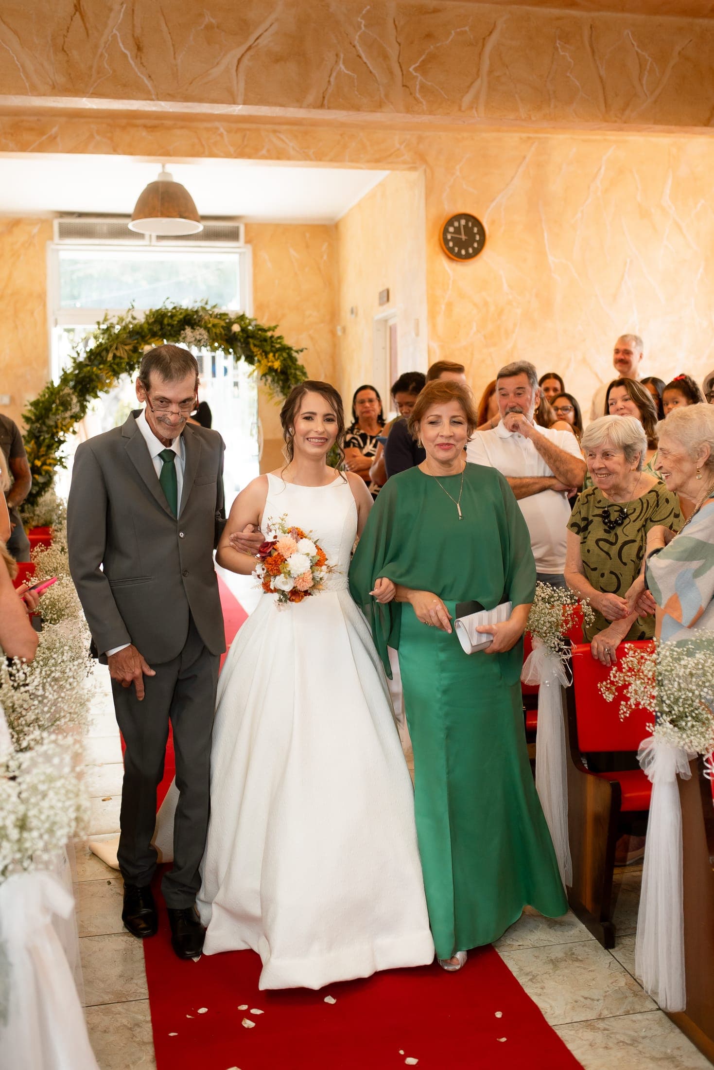 Aline caminhando pelo corredor da igreja