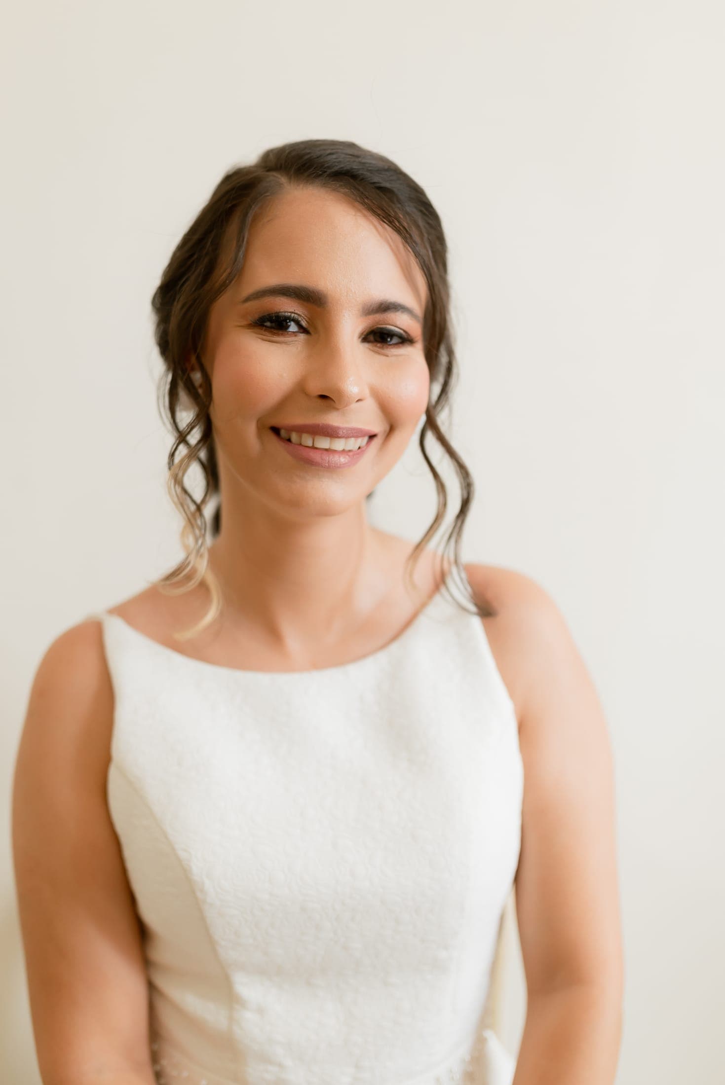 Aline pronta, sorrindo de vestido de noiva