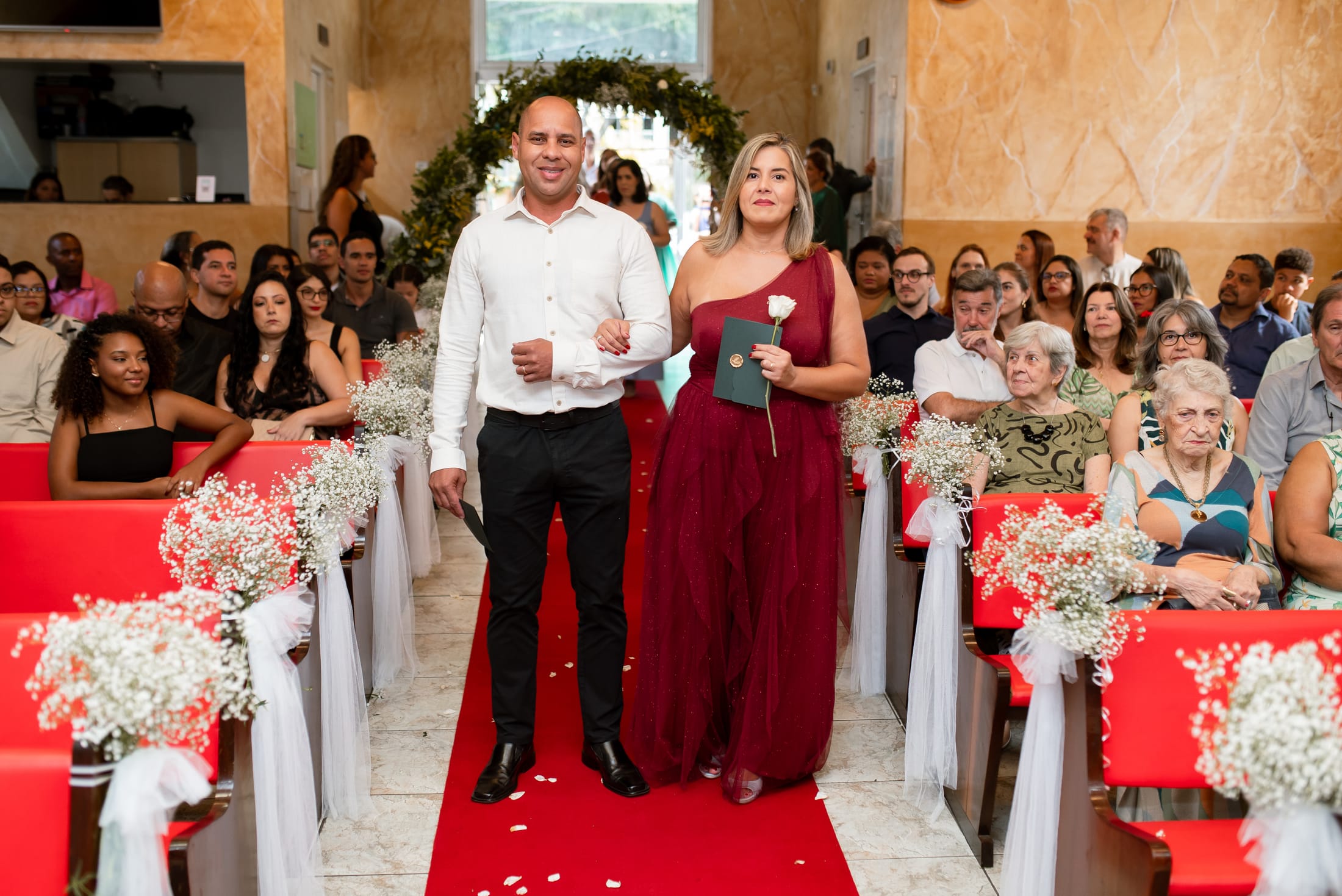 Padrinhos entrando na igreja para o casamento