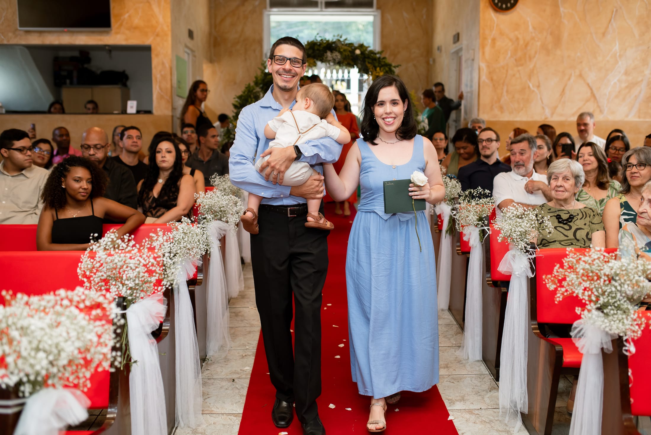 Padrinhos entrando na igreja para o casamento