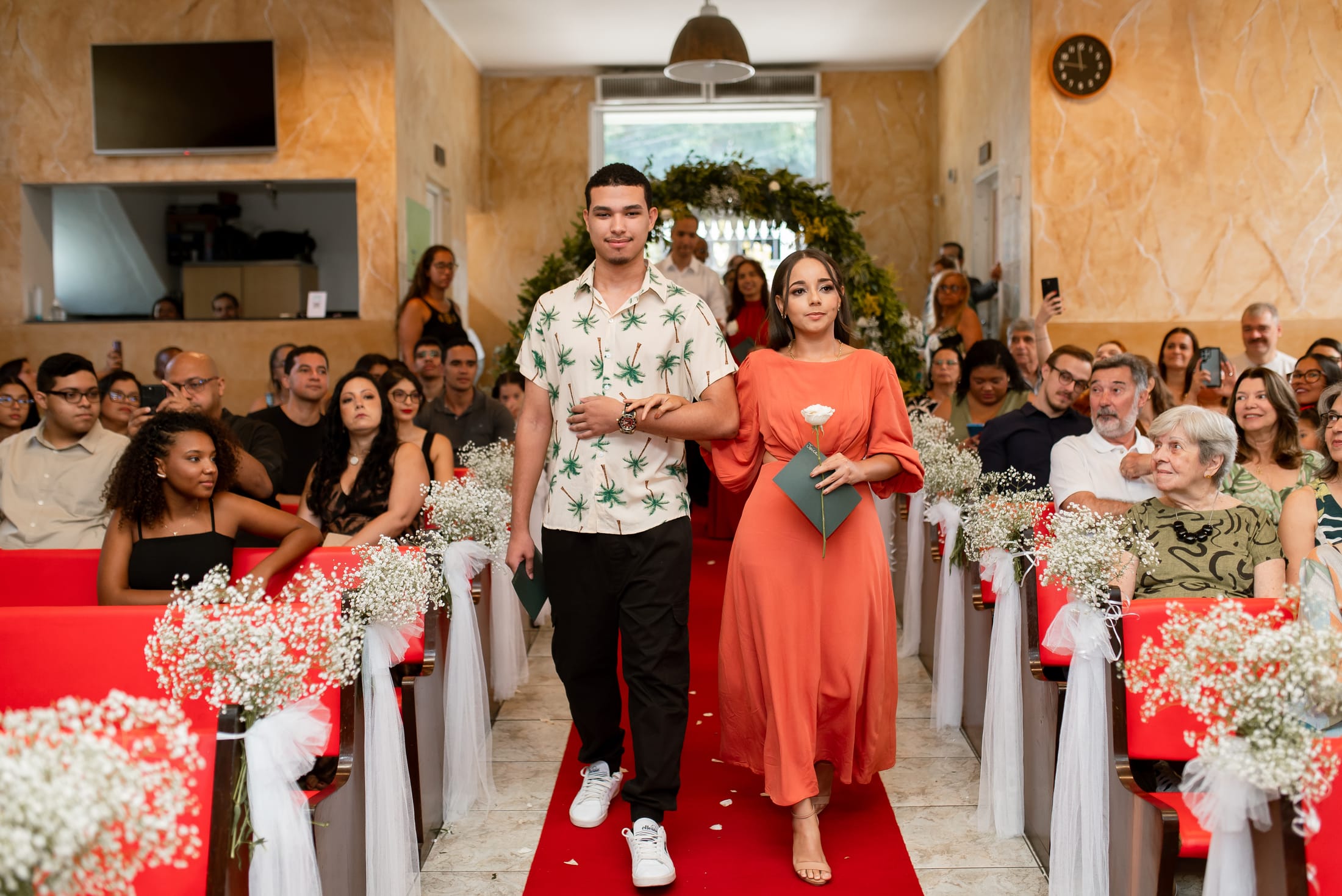Padrinhos entrando na igreja para o casamento