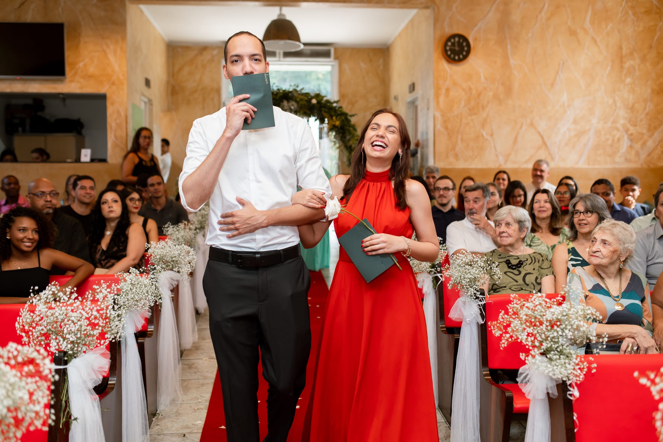 Padrinhos entrando na igreja para o casamento