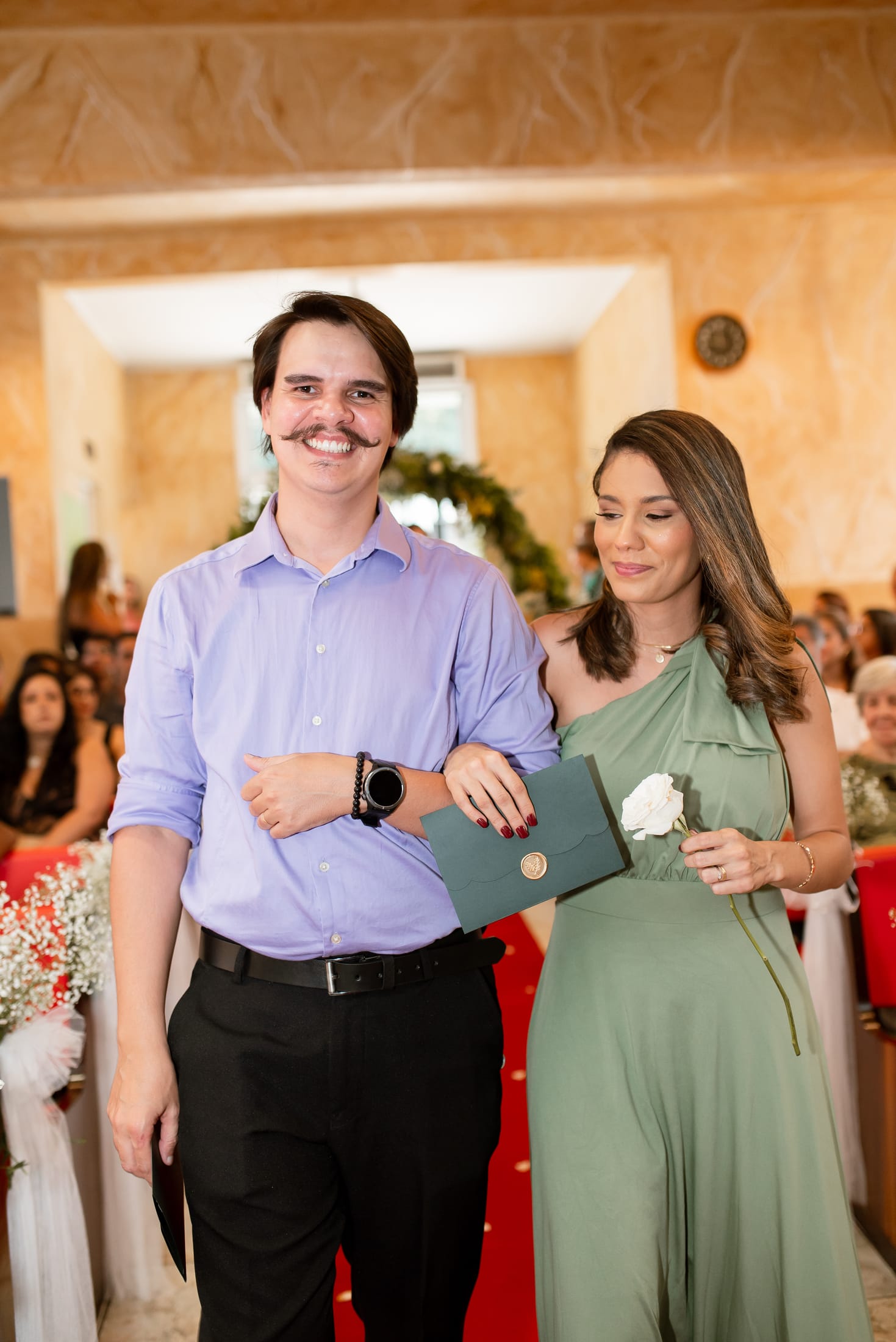 Padrinhos entrando na igreja para o casamento