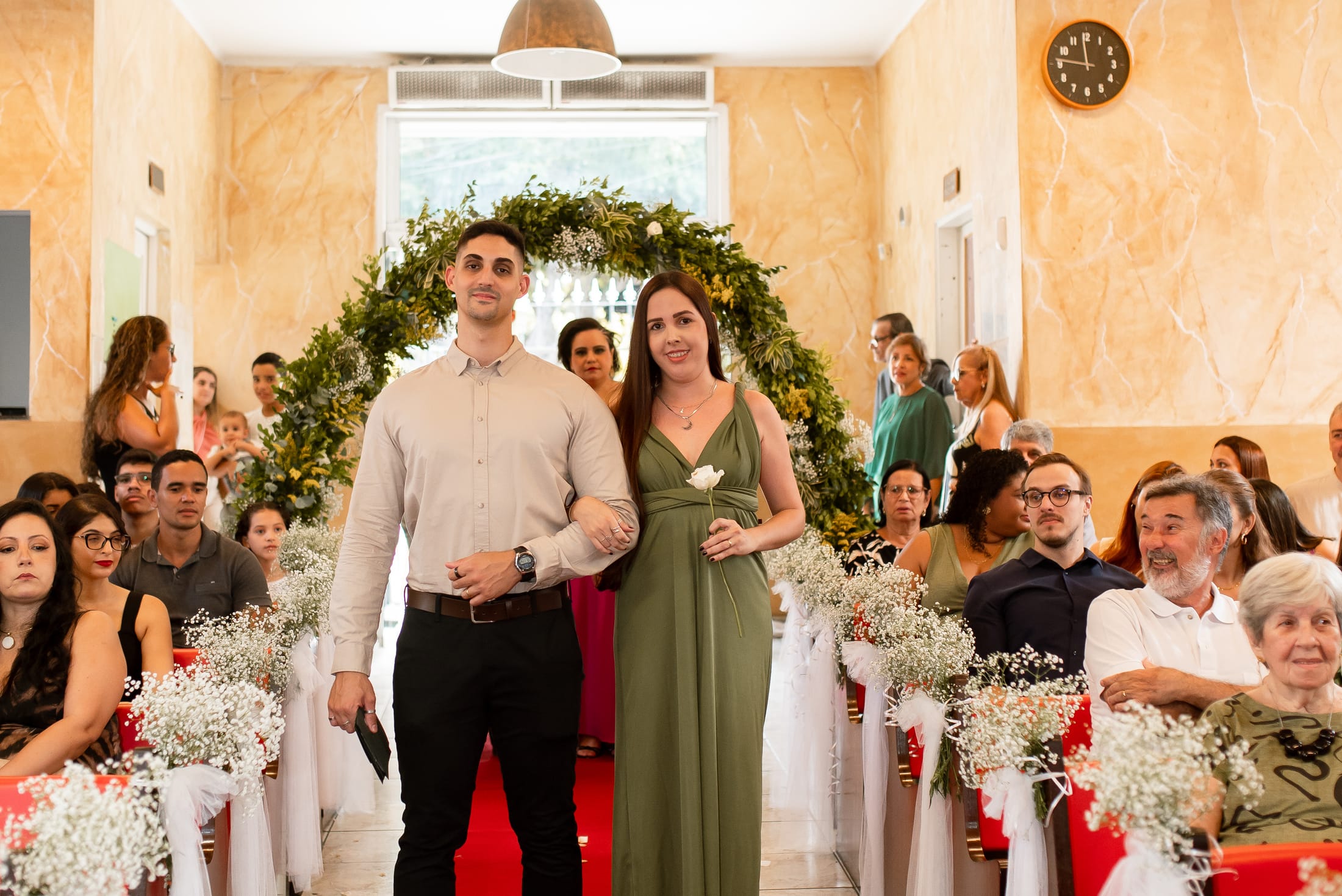 Padrinhos entrando na igreja para o casamento
