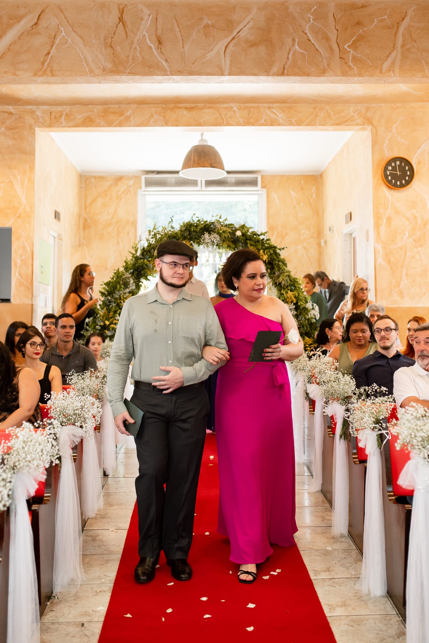 Padrinhos entrando na igreja para o casamento