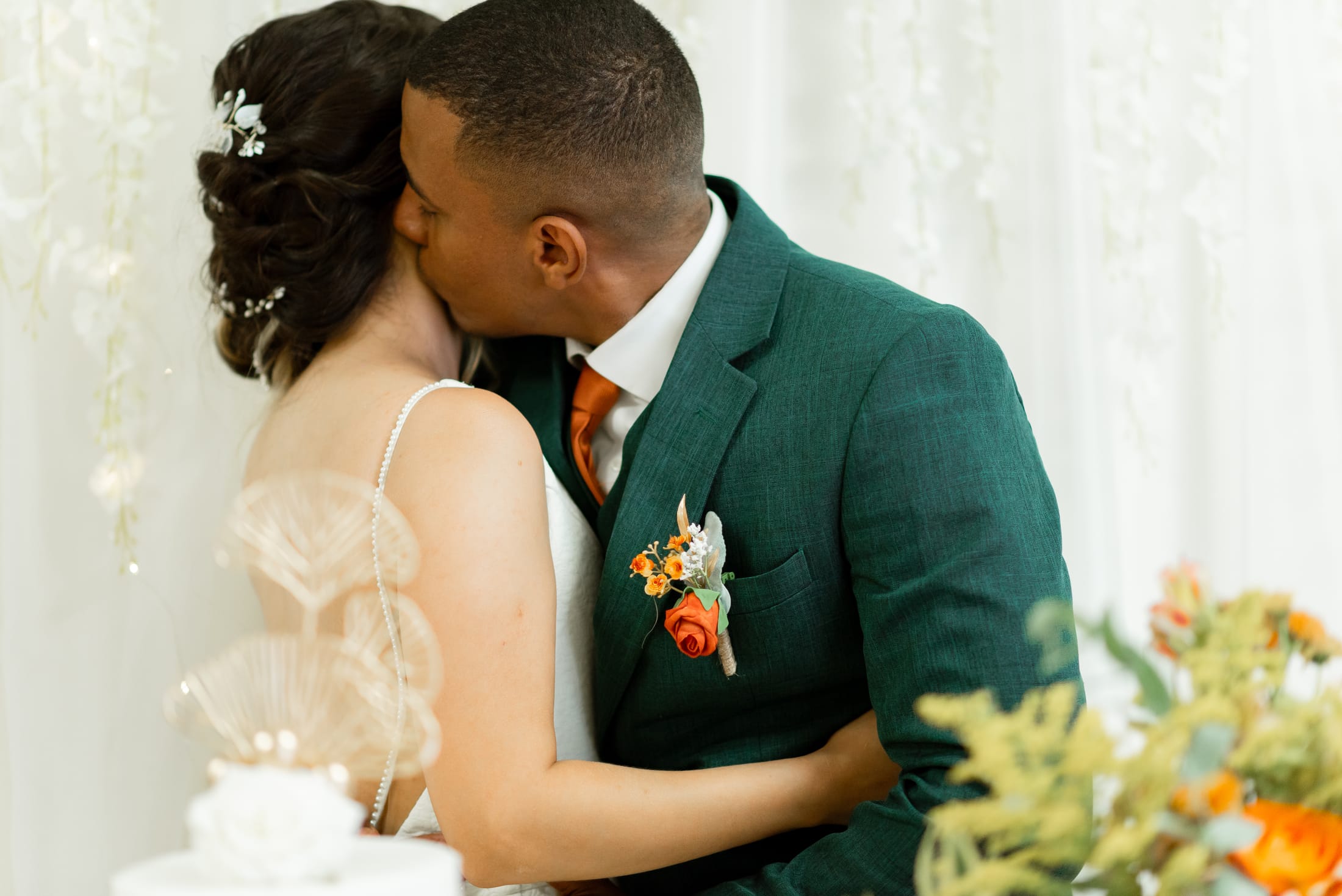 Aline e Leonardo comemorando com os convidados na festa de casamento