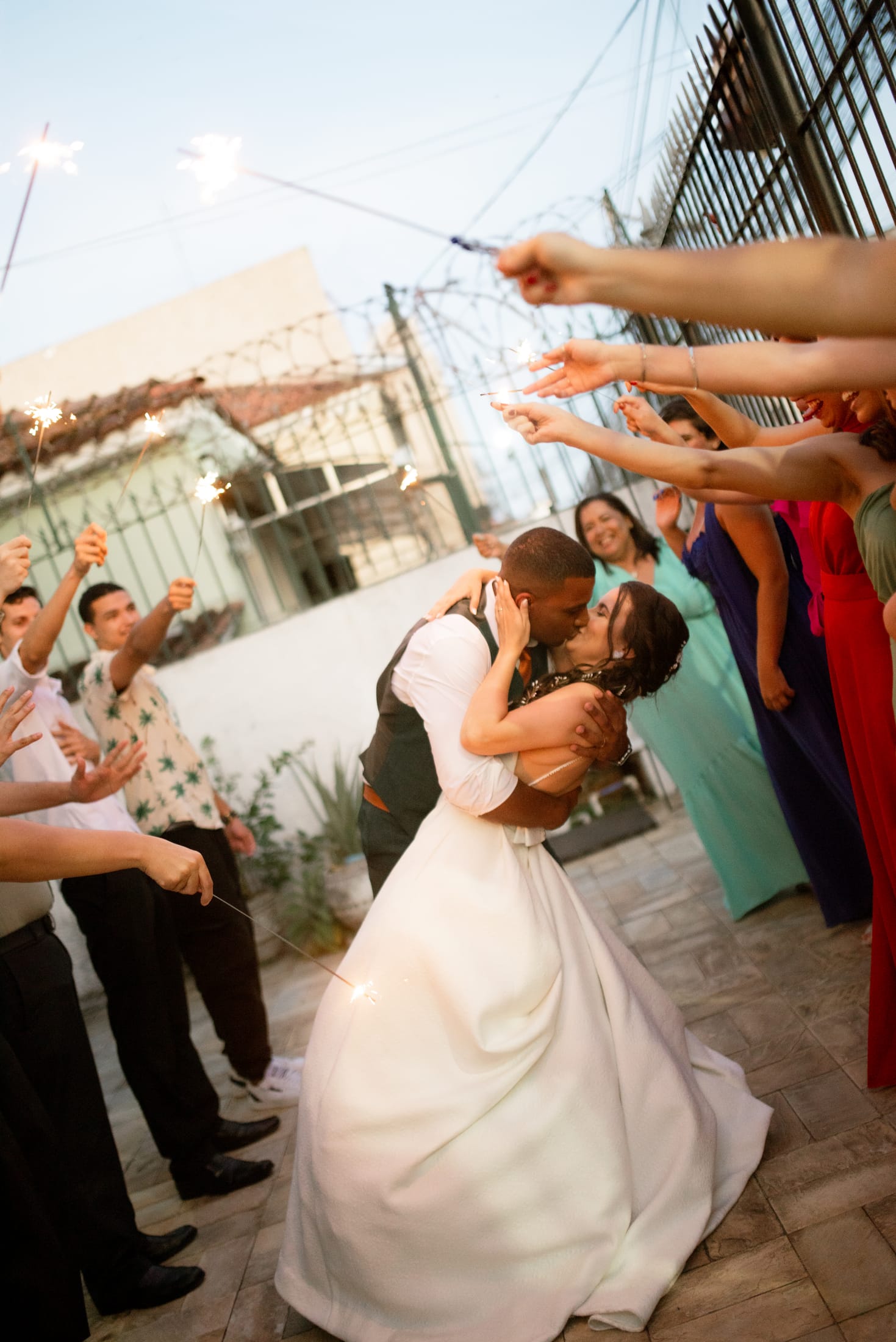 Aline e Leonardo comemorando com os convidados na festa de casamento