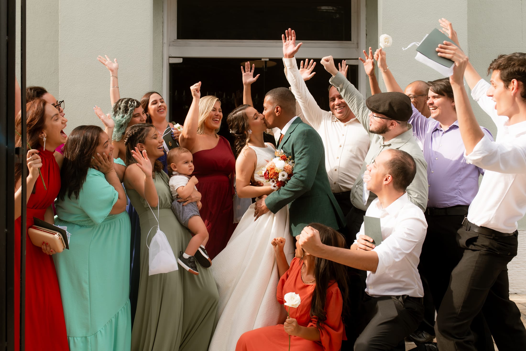 Aline e Leonardo comemorando com os convidados na festa de casamento