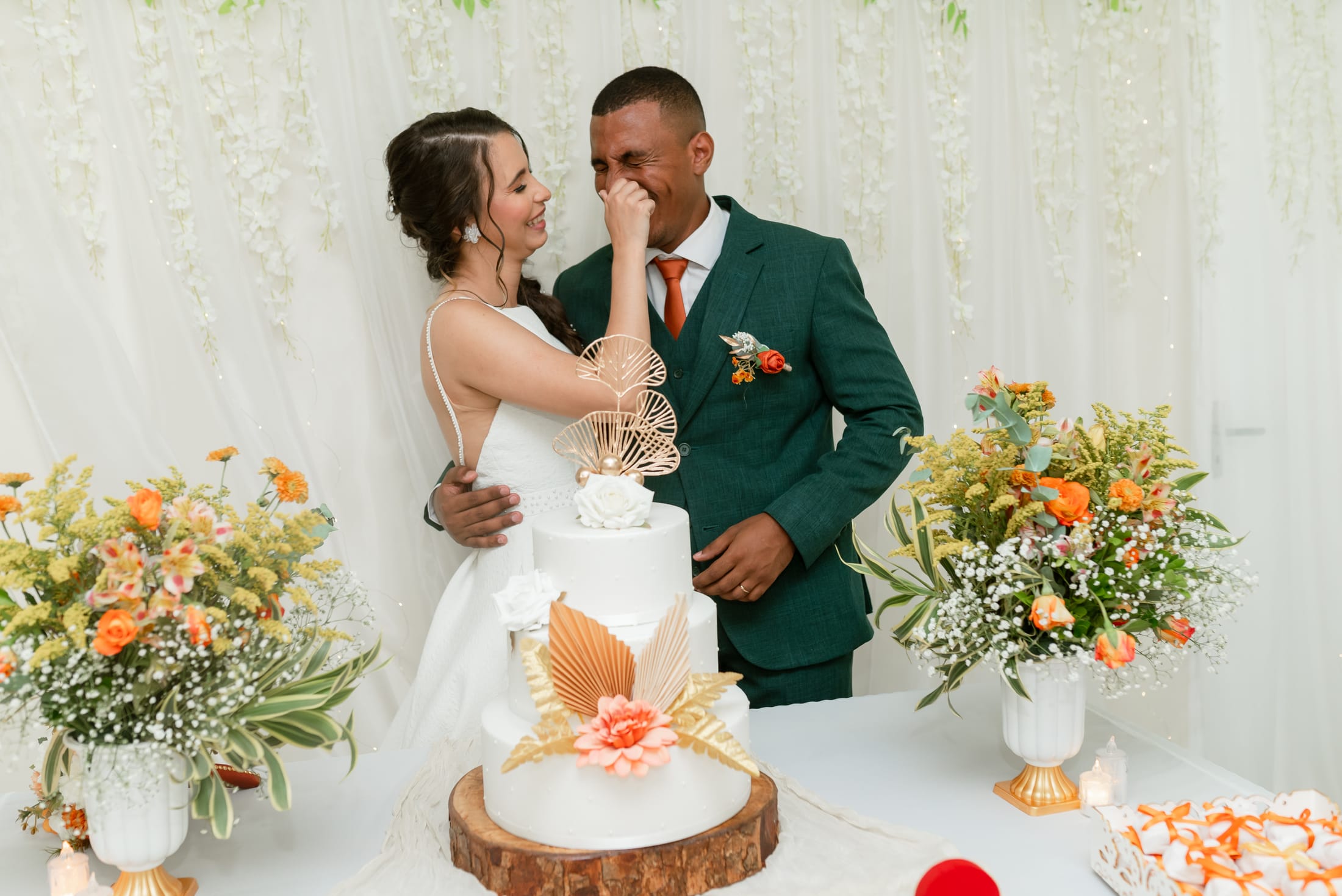 Aline e Leonardo comemorando com os convidados na festa de casamento