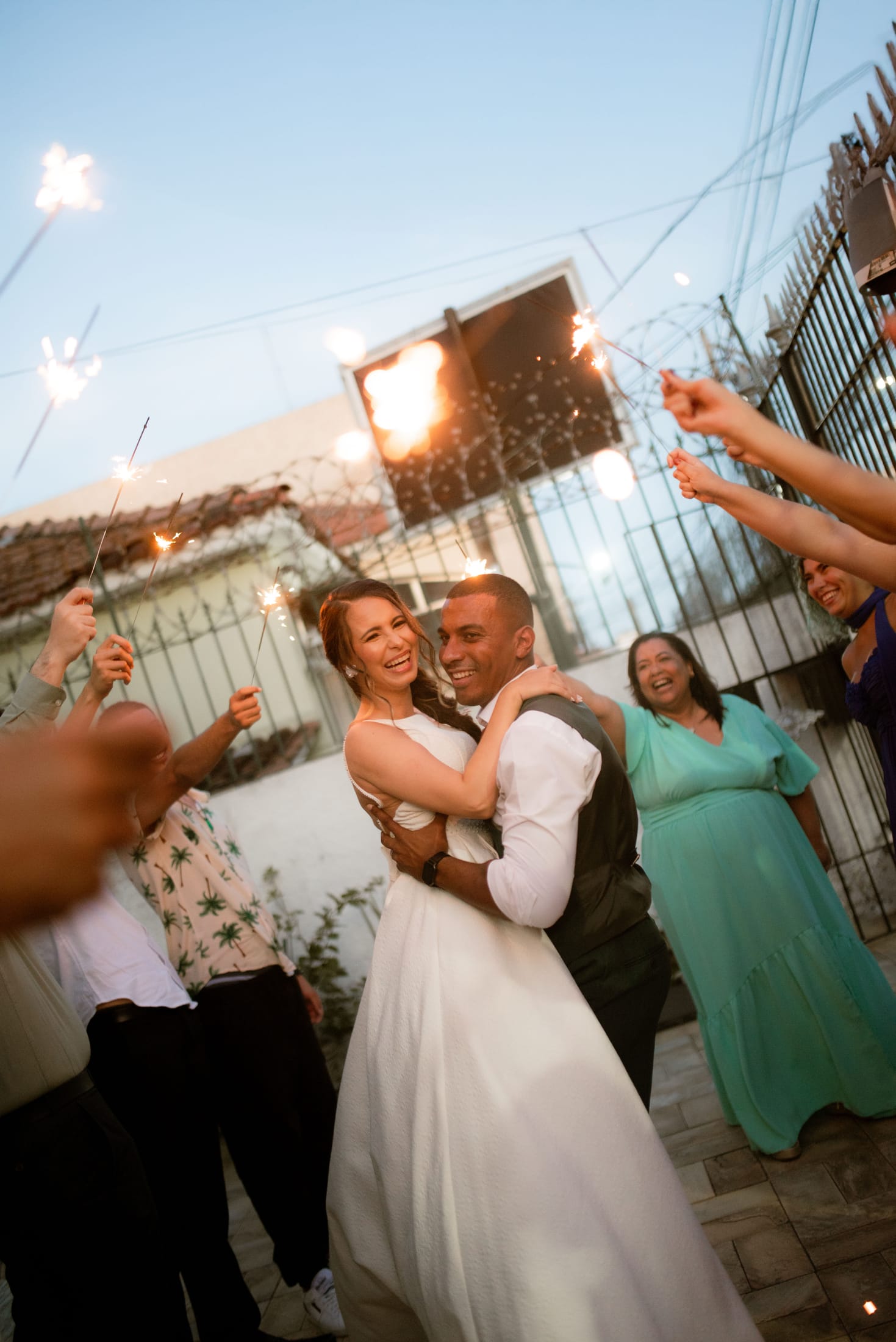 Aline e Leonardo comemorando com os convidados na festa de casamento