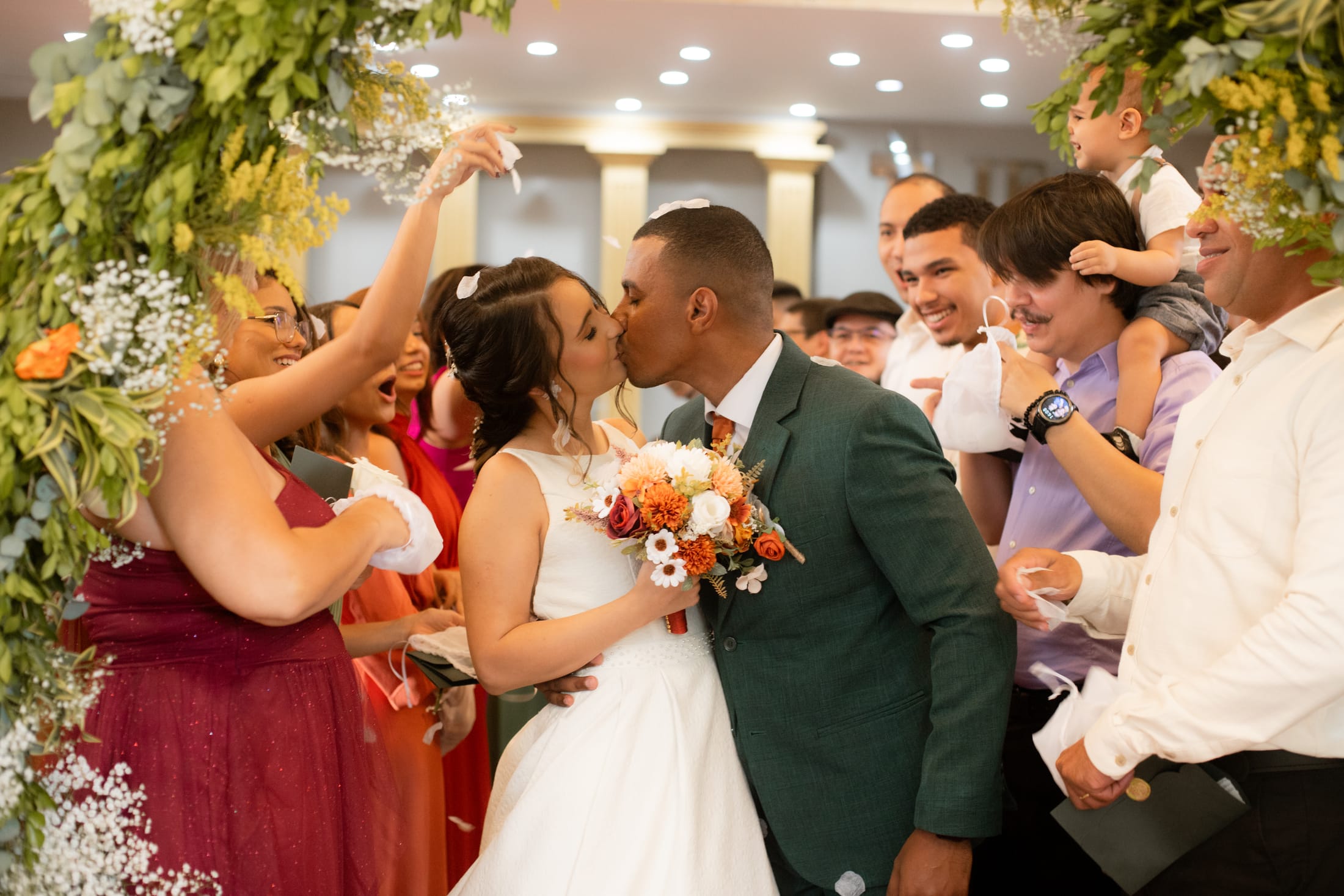 Aline e Leonardo comemorando com os convidados na festa de casamento