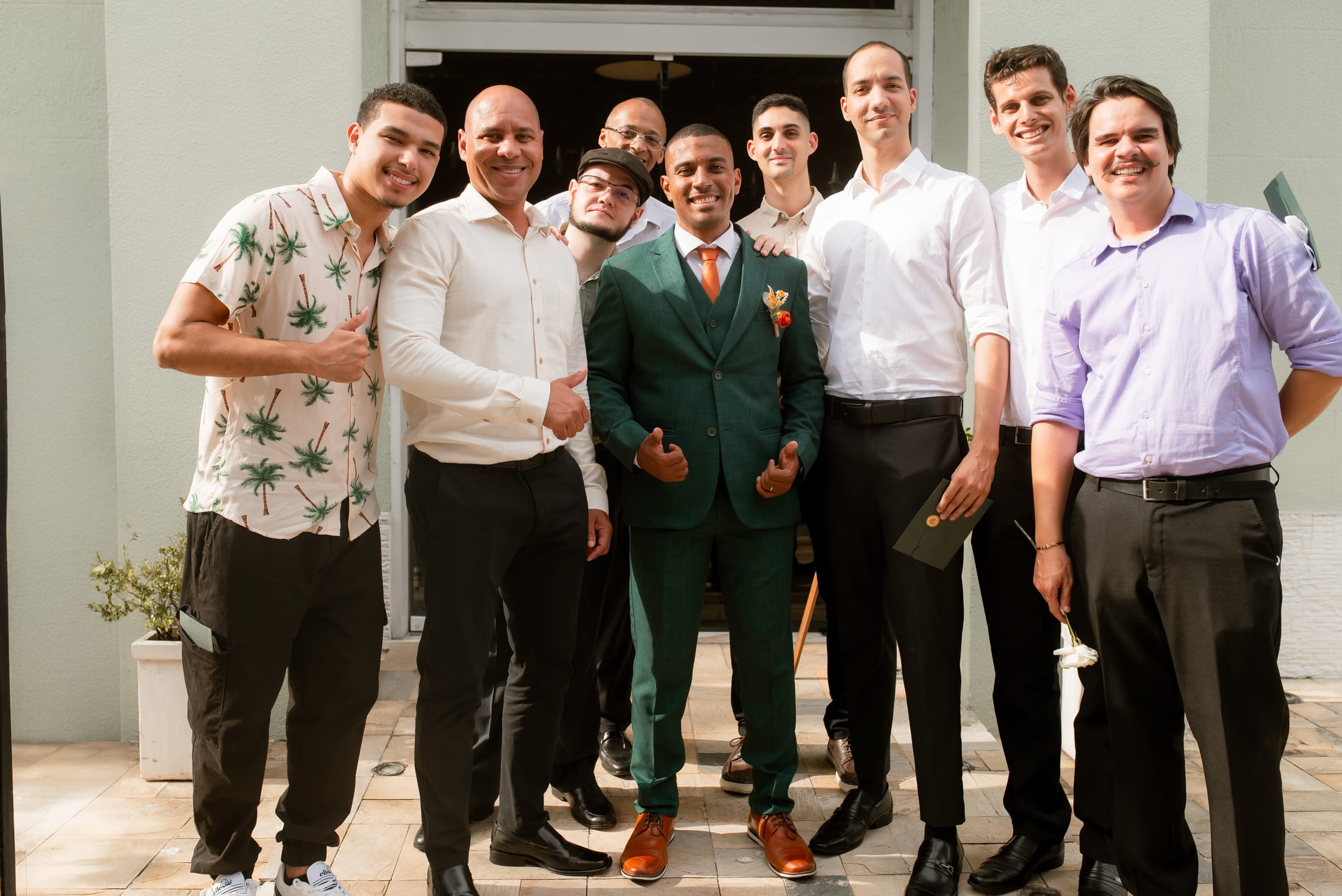Aline e Leonardo comemorando com os convidados na festa de casamento