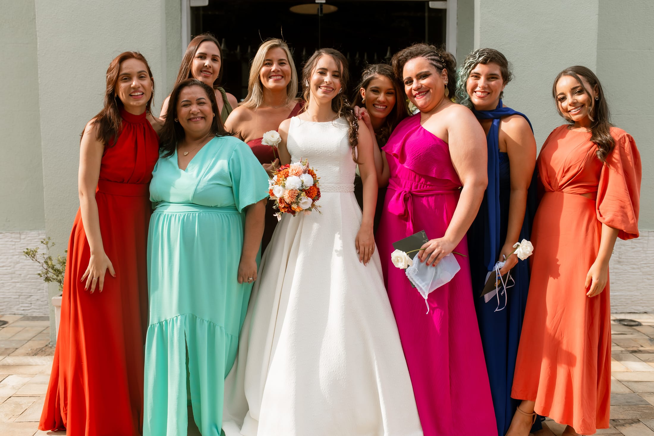 Aline e Leonardo comemorando com os convidados na festa de casamento