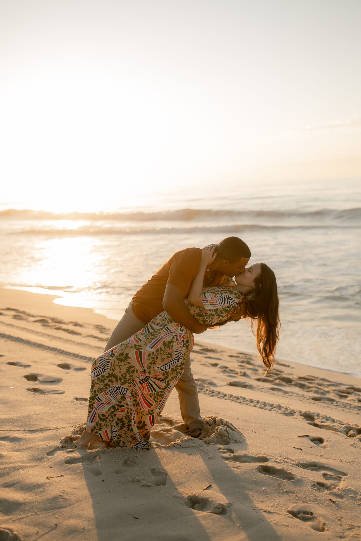 Aline e Leonardo no ensaio pré-wedding na praia, ao amanhecer