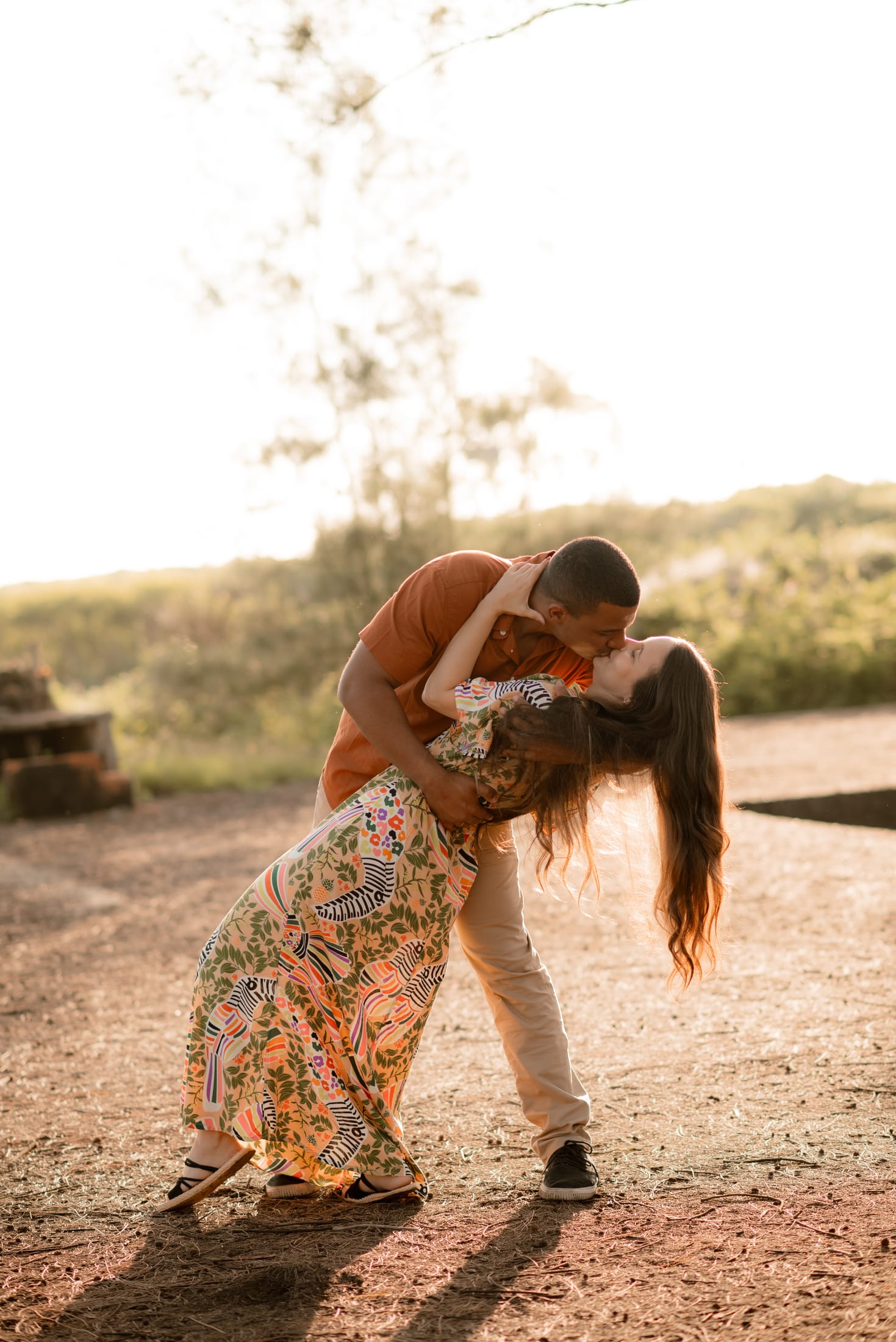 Aline e Leonardo no ensaio pré-wedding na praia, ao amanhecer