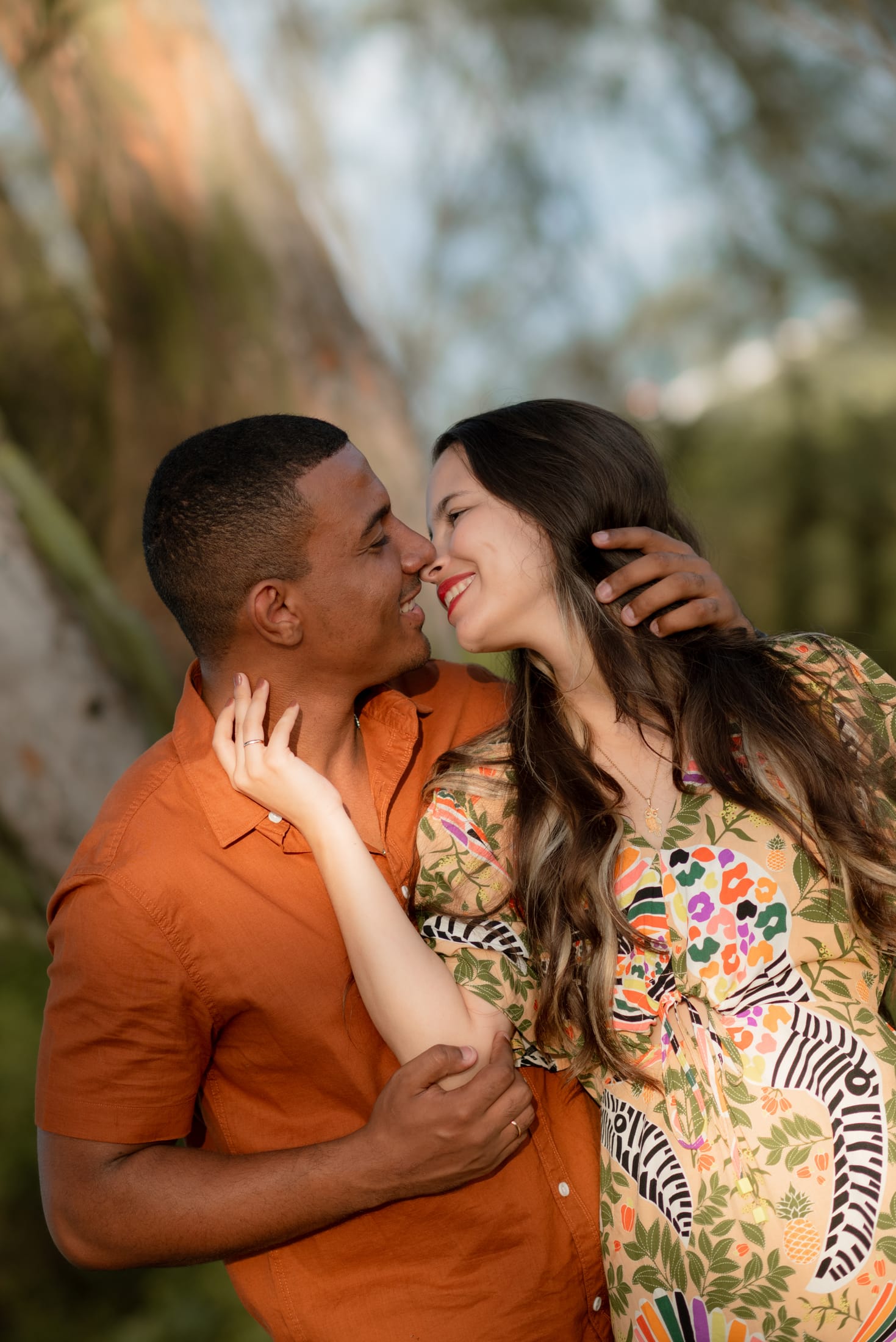 Aline e Leonardo no ensaio pré-wedding na praia, ao amanhecer