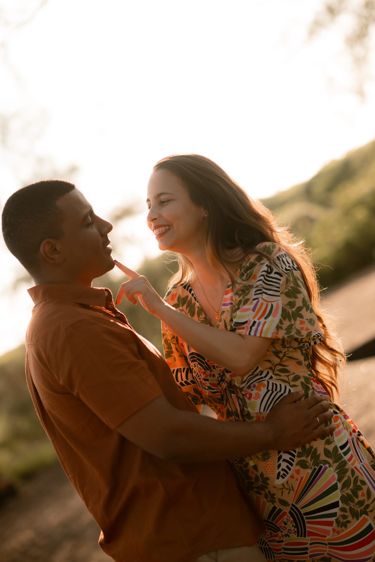 Aline e Leonardo no ensaio pré-wedding na praia, ao amanhecer