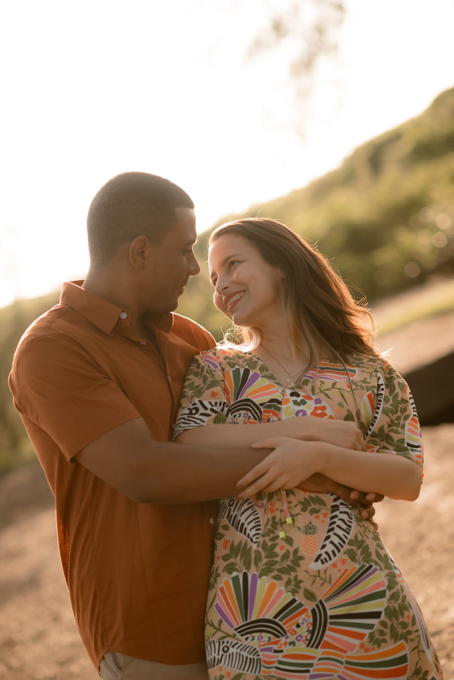 Aline e Leonardo no ensaio pré-wedding na praia, ao amanhecer