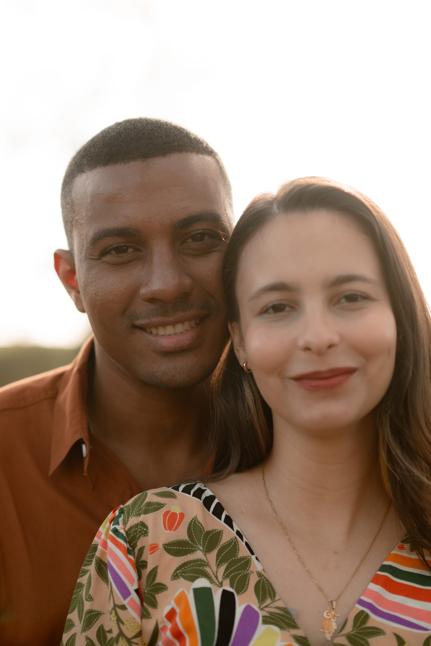 Aline e Leonardo no ensaio pré-wedding na praia, ao amanhecer