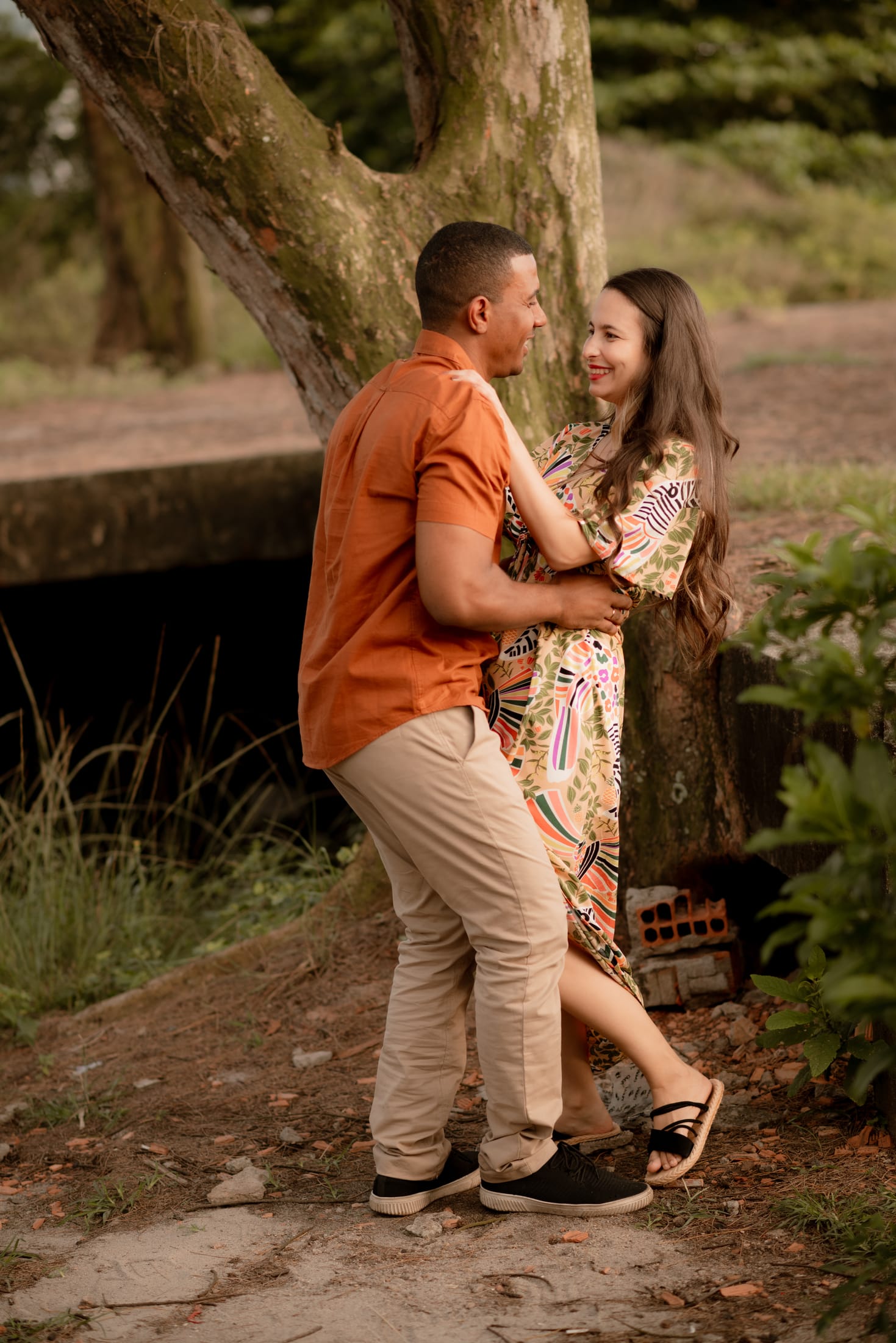 Aline e Leonardo no ensaio pré-wedding na praia, ao amanhecer