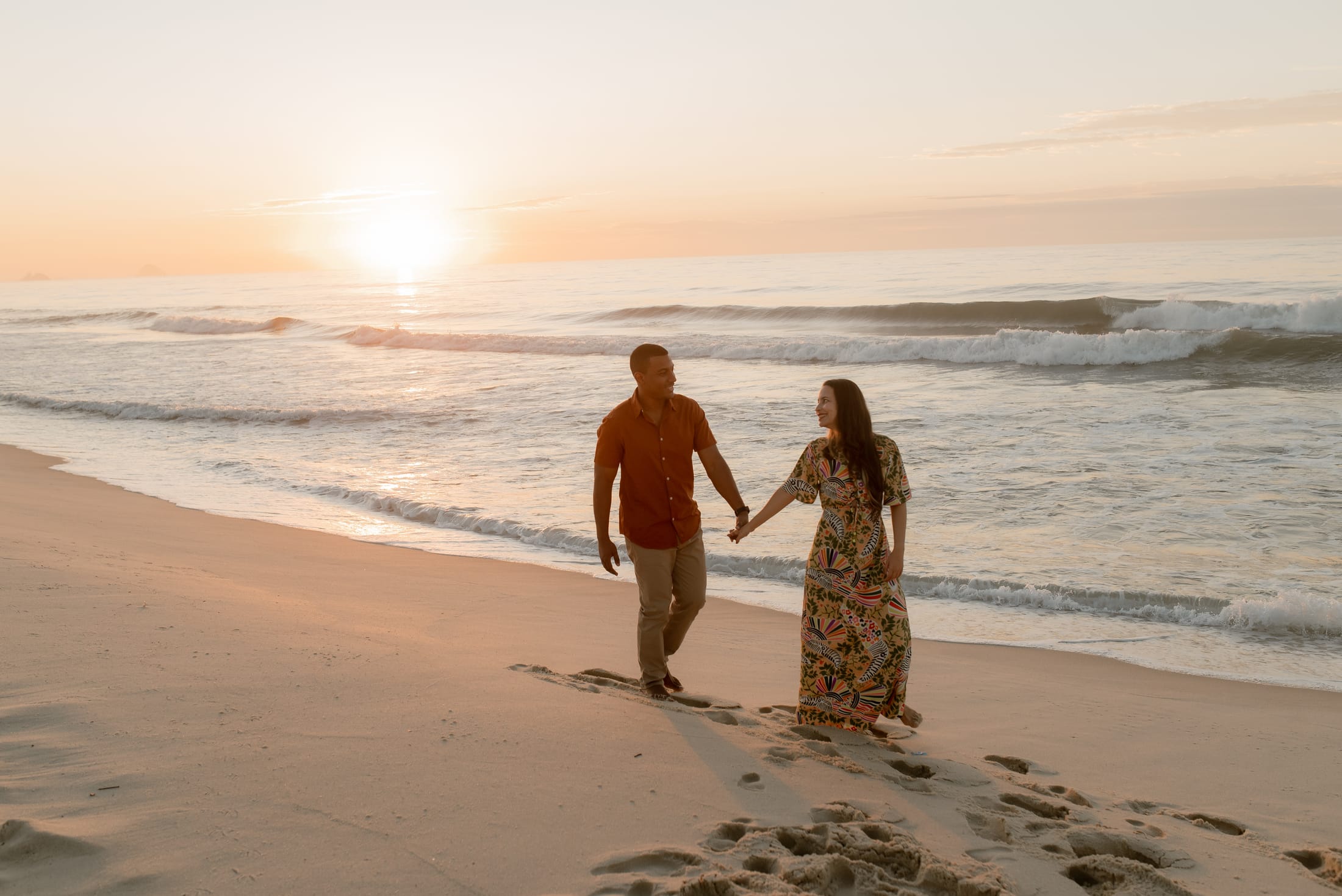 Aline e Leonardo no ensaio pré-wedding na praia, ao amanhecer