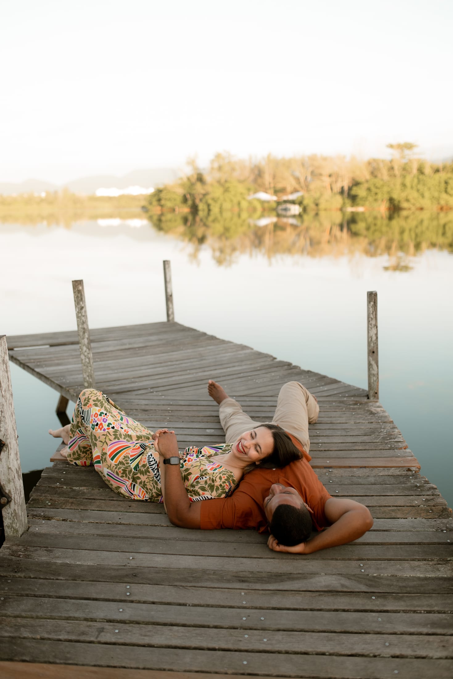Aline e Leonardo no ensaio pré-wedding na praia, ao amanhecer
