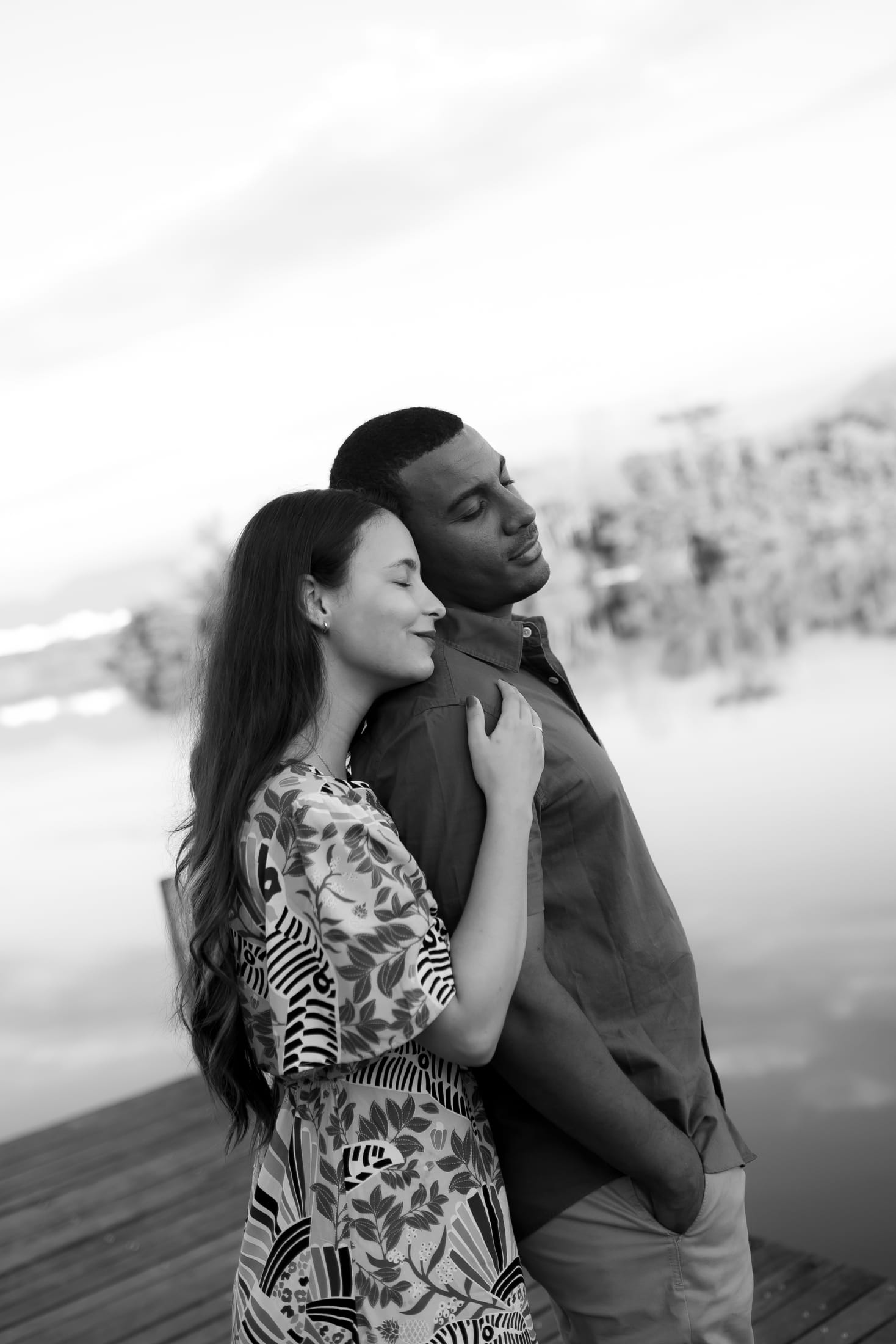 Aline e Leonardo no ensaio pré-wedding na praia, ao amanhecer